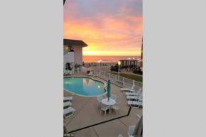 Renovated Oceanfront Boardwalk Pool sleeps 4 studio